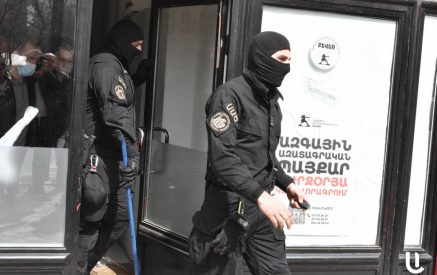 Ոստիկանության Նոր Նորքի բաժնի տարածքում ահաբեկչության գործով այսօր վաղ առավոտից խուզարկություններ են իրականացվում ԱԺԲ-ականների բնակարաններում