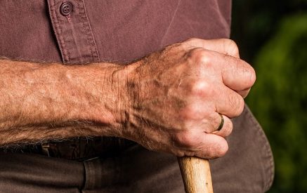 Ձեռնափայտով հարվածել էր 91-ամյա հորը, ապա գրպանից փող էր հափշտակել