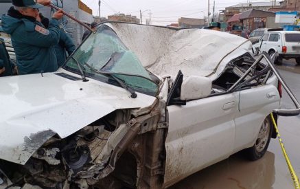 Մասիսում մեքենան բախվել է էլեկտրասյանը, ապա քարով բարձված «ԶԻԼ»-ին. վարորդը մահացել է. Shamshyan.com
