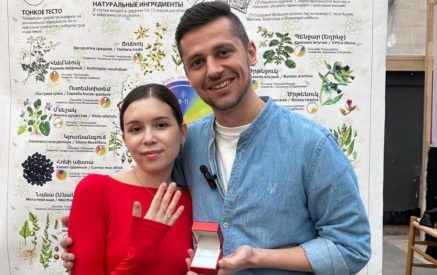 Ռուս զբոսաշրջիկն ամուսնության առաջարկ է արել՝ մատանին թաքցնելով ժենգյալով հացի մեջ. «Ա1+»