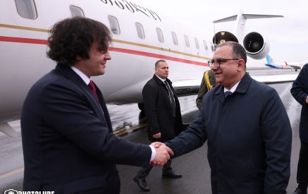 Տիգրան Խաչատրյանը «Զվարթնոց» օդանավակայանում դիմավորել է պաշտոնական այցով Հայաստան ժամանած Վրաստանի վարչապետին