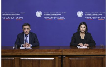 Փոխնախարարը նշել է, որ ծրագրերին դիմելու համար անհրաժեշտ է, որ քաղաքացին լինի ԼՂ-ից բռնի տեղահանված և վերջին երեք ամսվա ընթացքում որևէ աշխատանք չունենա