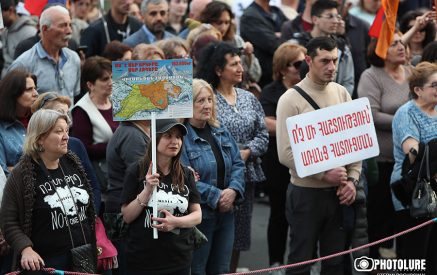 Ցուցարար կինը բռունցքով հարվածել էր ոստիկանին. դեպքի առթիվ նախաձեռնված վարույթի նախաքննությունն ավարտվել է