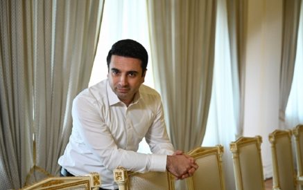 «Ես նույնիսկ Կանադայի քաղաքացիների հետ եմ պատրաստ հանդիպել, Բագրատ Գալստանյանը պետք է հասկանա, որ էշ նստելը մի այիբ է, էշից իջնելը՝ մի այիբ է». Ալեն Սիմոնյան