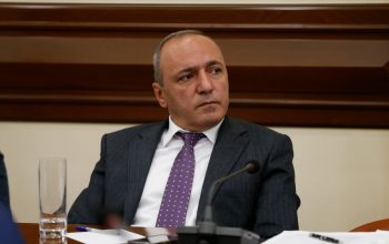 Արմեն Բեգոյանը մոտ երկու ժամ է՝ պտտվում է Փաշինյանի քարոզչական խմբի հետ, նա արձակուրդում չէ