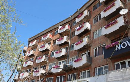 Ծաղկազարդ պատշգամբներով շենք՝ զբոսաշրջային Գյումրիում