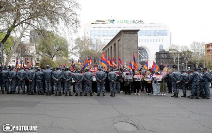 Նախկինում, երբ որևէ ընդդիմադիրի «սանրվածքը ծռվում էր» կամ գրիպ էր ընկնում, ԵԽԽՎ-ն, Նախարարների կոմիտեն հազարավոր հայտարարություններ էին տարածում ի պաշտպանություն քաղբանտարկյալների»․ Նաիրա Զոհրաբյան