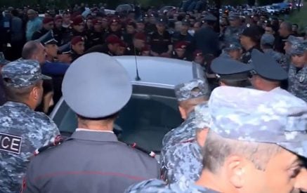 Ոստիկաններն ուժով փորձում են բացել Բագրատաշենի անցակետի տանող ճանապարհն ու ցրել ցույցը