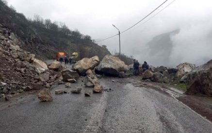 Տաթև-Գորիս և Տաթև-Լծեն ճանապարհները քարաթափումների հետևանքով երկկողմանի փակ են