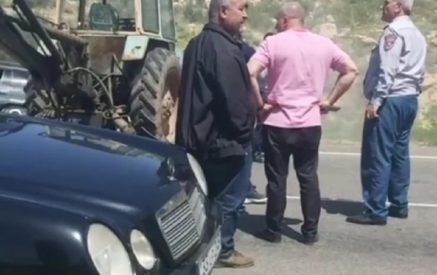 Քաղաքացիները տրակտորներով փակել են Վայք-Եղեգնաձոր ճանապարհը