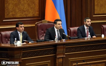 «Կարելի էր զուսպ եւ դաստիարակված լինել»…«Մի հատ անջատե՛ք բարձրախոսը». ԱԺ-ում մթնոլորտը լարվեց