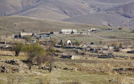Արծվաշենը՝ դատարկ, տները փլվում են, հարևան գյուղերի ադրբեջանցիները հայերի վերադարձը չեն ուզում․ բաքվեցի լրագրողի ռեպորտաժը