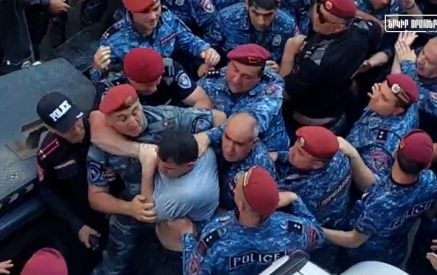 Տեսախցիկը ֆիքսել է Աշոտ Սիմոնյանին դաժան ծեծի ենթարկած ոստիկանների դեմքերը, նրանք են Գեւորգ Մկրտչյանը, Արթուր Ղազարյանը…