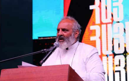 «Երկիրը վարչապետ չունի՞, որ վարչապետի թեկնածու եք ման գալիս, քննարկում դեռ չի եղել»․ Բագրատ Սրբազան