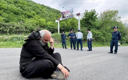 «Վախով են լցված, քանի որ իրենց գործերը խավարի մեջ են, այս մարդկանց էլ խավարի հանցակից են դարձրել»․ Բագրատ Սրբազանը՝ ոստիկաններին հրահանգ տալու մասին