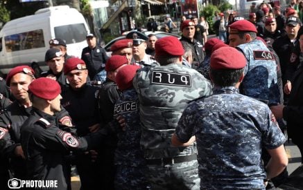 Բերետավորները քաշքշում են պատգամավորներ Արթուր Խաչատրյանին, Մհեր Սահակյանին բիրտ ուժով փողոցներից հավաքում քաղաքացիների