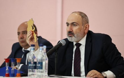 Փաշինյանը ցույց է տալիս, թե հրաժարվում է Տավուշի գյուղերը հանձնել, որի համար պատրաստ է նույնիսկ իր ձեռքերը կտրել, բայց մյուս կողմից էլ փորձում է այդ հանձնումը հիմնավորել Ալմա-Աթայի հռչակագրով. «Փաստ»