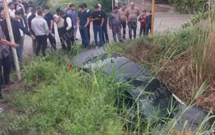 Արմավիրի մարզում «Վերջին զանգի» 19-ամյա մասնակիցը մեքենայով բախվել է գազատար խողովակին ու հայտնվել ձորակում. Shamshyan.com