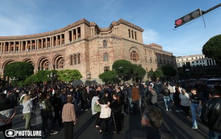 Փաշինյանական քարոզչությունը մի կայուն թեզ ունի, որի հիմնական միտքն այն է, թե ներքաղաքական կյանքում ինչ լինում-չի լինում՝ իշխանության համար պայքար է, պարզունակ մատուցմամբ ու ընկալմամբ՝ «աթոռի կռիվ». «Փաստ»