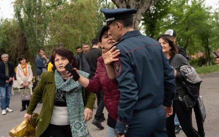 «Հոգեկան շեղում ունես, հանգստացի գնա էն կողմ». ոստիկանը՝ տարեց կնոջը