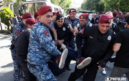 Ոստիկանները դաժան ծեծի են ենթարկել ԱԺ պատգամավոր Աշոտ Սիմոնյանին, ապա տարել անհայտ ուղղությամբ․ Քրիստինե Վարդանյան