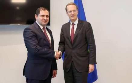 Պապիկյանը և Չարլզ Ֆրիզը քննարկել են պաշտպանության ոլորտում Հայաստան-ԵՄ համագործակցությանը, տարածաշրջանային անվտանգությանն առնչվող հարցեր