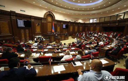 «Վախկոտ դասալիքներ», «դավաճան»․ վիճաբանություն ու թեժ իրավիճակ խորհրդարանում
