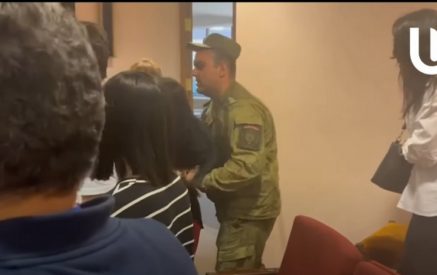 «Ժողովուրդ» օրաթերթի թղթակիցը կոնկրետ անուններ է տվել, թե ում ներկայությամբ են լրագրողների մասնագիտական գործունեությունը խոչընդոտել
