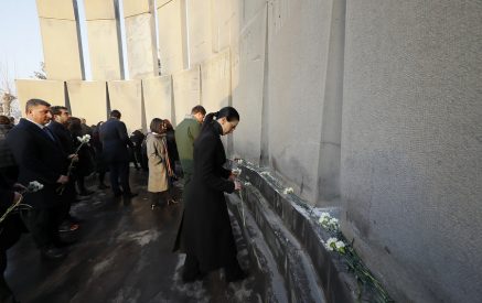 «Աննա Վարդապետյան, դու ստախոս ես․ մինչեւ հիմա արնահոսում ենք»․ որդեկորույս մայրերը բողոքի ցույց են անում