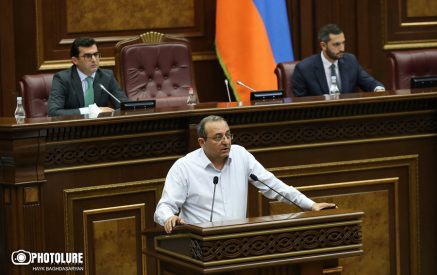 «Պարոն Մինասյան, խնդրում եմ կադրից դուրս եկեք». Արծվիկ Մինասյանի անհարմար կադրն ու ՔՊ-ականների վերջնագրերը