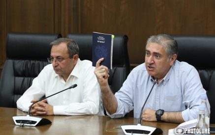 Իշխանության ցանկությամբ՝ ընդդիմությունը մանդատները վայր չի դնի․ Արծվիկ Մինասյան