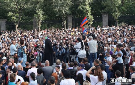 «Այդ մարդը ուղեղ չունի, իրենք Մարտի 1 սարքած մարդիկ են, արյամբ թաթախված մարդիկ են». Բագրատ սրբազանը՝ Ալեն Սիմոնյանին