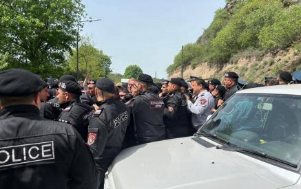 Սեռական բնույթի հայհոյանքներ, հարվածներ՝ ոտքերի շրջանում. ի՞նչ է պատմել ՄԻՊ ներկայացուցչին ձերբակալված քաղաքացին