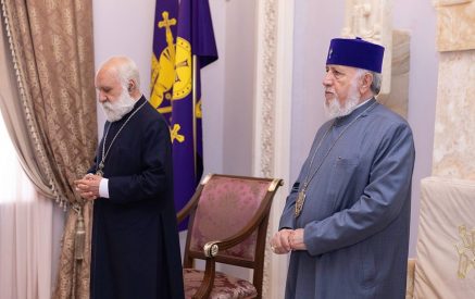 Ամենայն Հայոց Կաթողիկոսն ընդունել է «Իզմիրլյան» բժշկական կենտրոնի տնօրինությանը և բուժանձնակազմին