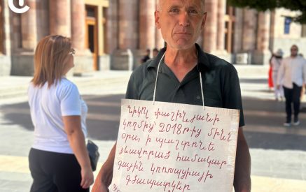 «Պահանջում եմ Նիկոլ Փաշինյանից, որ առանց հեծանիվի դուրս գա կառավարական թիվ 1 բունկերից եւ պատասխան տա». Շիրակի մարզի ստոմատոլոգի ցույցը