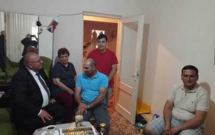 Շիրակի մարզպետը տեսակցել է ԼՂ-ից բռնի տեղահանված և Գյումրիում բնակություն հաստատած Նվեր Բաղդասարյանի բազմանդամ ընտանիքին