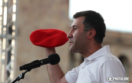 «5 իրավապաշտպաններով կարմիր բերետ ենք նվիրում Մարդու իրավունքների պաշտպանին»․ Ռուբեն Մելիքյանը՝ հանրահավաքի ժամանակ