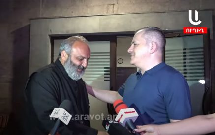 Բագրատ սրբազանը իր «Լեքսուսը» նվիրեց Սամվել Շահրամանյանին ու նրան հանձնեց բանալիները. «Սա պիտի ուղերձ լինի, որ էդ էժան տարբերակով չփորձեն ճնշել»