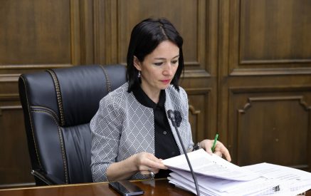 «Լուսամուտ են դրել մի այնպիսի պատի վրա, որը բացվելու հնարավորություն էլ չունի, 10 սմ այն կողմ ուրիշ պատ է». Ժաննա Անդրեասյանը բողոքում է