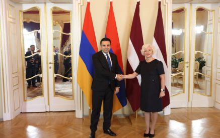 Ալեն Սիմոնյանը Լատվիայի Սեյմի խոսնակին է ներկայացրել «Խաղաղության խաչմերուկ» նախագիծը, խնդրել Ադրբեջանում պահվող հայ գերիներին հայրենիք վերադարձնելու հարցում նրա աջակցությունը