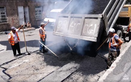 Երևանի բակային տարածքներում վերացվում են տարվա ընթացքում ասֆալտի վրա առաջացած փոսերը