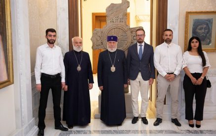 Գարեգին Երկրորդը գոհունակությամբ անդրադարձավ Սուրբ Էջմիածնի և «Սոս Արևելքի քրիստոնյաներ»-ի միջև գործակցությանը, որի արդյունքում արդիականացվում է Մայր Աթոռի տպարանը