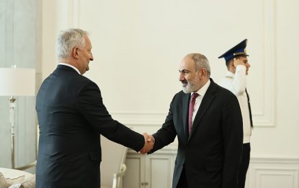Փաշինյանը հրաժեշտի հանդիպում է ունեցել Գերմանիայի դեսպան Վիկտոր Ռիխտերի հետ