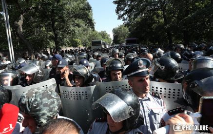 «Սադրում են մեզ դիմելու գործողությունների, որպեսզի գնանք, հասնենք այն կողմ։ Սա՞ եք ուզում, պարոն Պետրոսյան»․ Բագրատ սրբազան