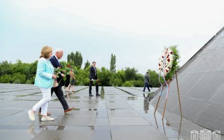 ԱՄՆ սենատոր Ռոջեր Ուիքերի գլխավորած պատվիրակությունն այցելել է Ծիծեռնակաբերդի հուշահամալիր