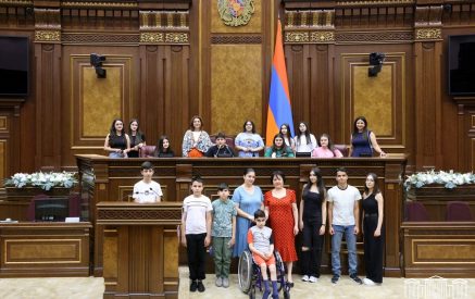 ԱԺ այցելած արցախցի երեխաները պատգամավոր Տաթևիկ Գասպարյանի հետ կիսվել են իրենց ծրագրերով, հետաքրքրվել կրթական ոլորտի բարեփոխումներով