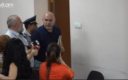 «Վաղը Բակո Սահակյանի ծննդյան օրն է, որպես հայ ներողություն եմ խնդրում իրենից, որ մինչև հիմա նստած է»․ ոստիկանը Արմեն Աշոտյանին հրելով դուրս հանեց դահլիճից