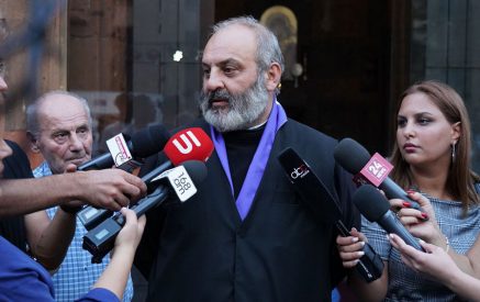 Ովքե՞ր են խորհուրդ տալիս Բագրատ սրբազանին