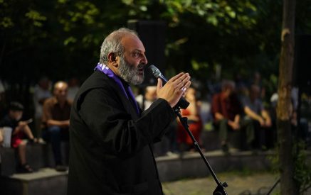 «Գնում են Ադրբեջան ի՞նչ անեն, գնան այնտեղ ստորանալո՞ւ»․ Բագրատ սրբազան