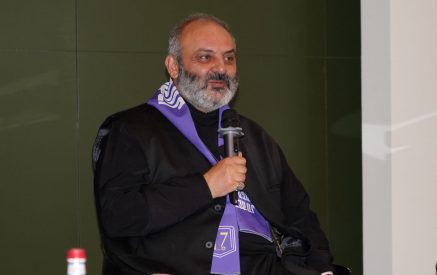 «Ես Լենինին էի սիրում, մինչեւ որ մայրս իմացավ». Բագրատ սրբազանը ներկա է կանանց խորհրդին